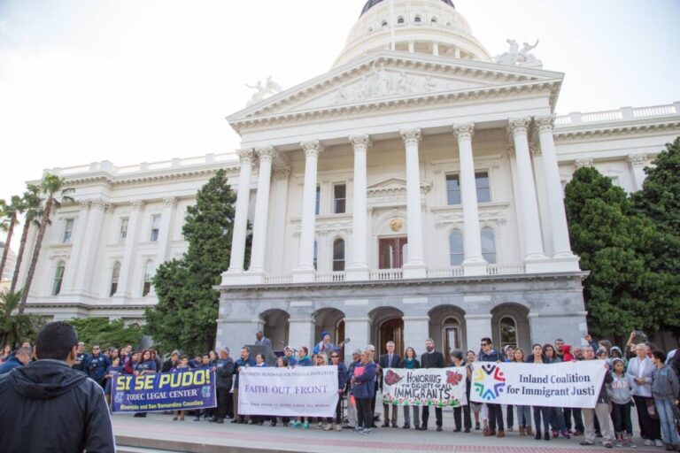 Kaliforniya, Sacramento'daki Eyalet Meclis Binası önünde düzenlenen bir gösteride göçmenler, sağlık hizmetleri de dahil olmak üzere haklarına saygı gösterilmesini talep ediyor.  KREDİ: San Bernardino Toplum Hizmet Merkezi'nin izniyle