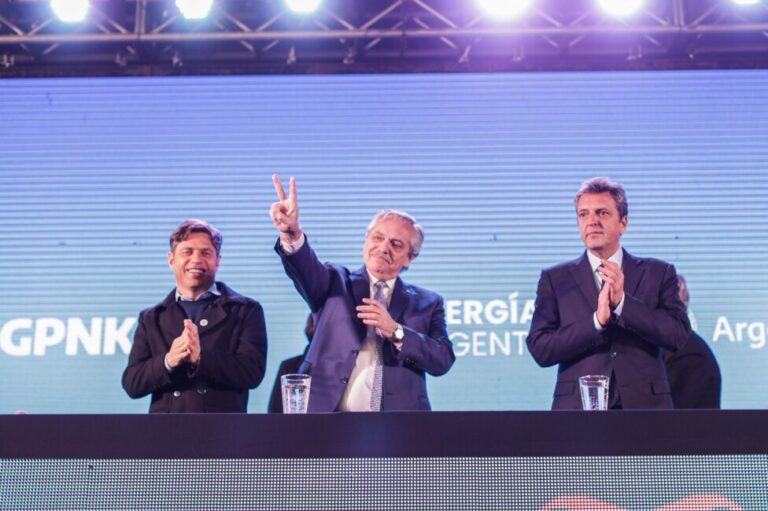 Argentine President Alberto Fernández, flanked by Economy Minister Sergio Massa (left), and the governor of the province of Buenos Aires, Axel Kicillof, signed a contract for the construction of the gas pipeline that will expand the capacity to transport natural gas produced in the Vaca Muerta field to the capital. It is considered a key project for the Argentine economy. CREDIT: Casa Rosada