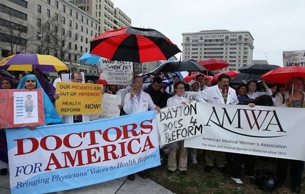 Americans and immigrants call for a public health system that guarantees universal access and want Medicaid to cover migrants without resources, regardless of their immigration status. CREDIT: Telesur TV