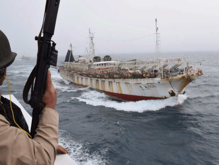 La Armada Argentina realiza vigilancia a un pesquero chino en los límites de la Zona Económica Exclusiva del país, rica en calamares, merluzas y langostinos.  CRÉDITO: Prefectura Naval Argentina
