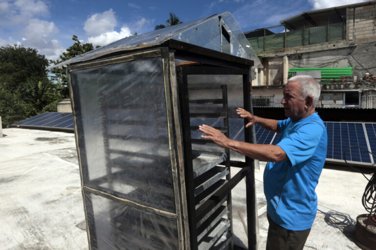 Vista de un secador solar para deshidratar frutas, especias y tubérculos, elaborado con productos reciclados por el innovador cubano Félix Morffi en su casa del municipio de Regla en La Habana.  CRÉDITO: Jorge Luis Baños/IPS