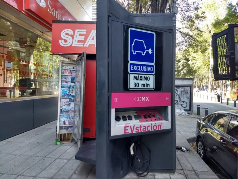 An electric charging point in a neighborhood in south-central Mexico City. The state-owned Federal Electricity Commission has installed more than 2,000 electric vehicle charging centers in Mexico, but this and other measures have not encouraged their spread in the country. CREDIT: Emilio Godoy/IPS