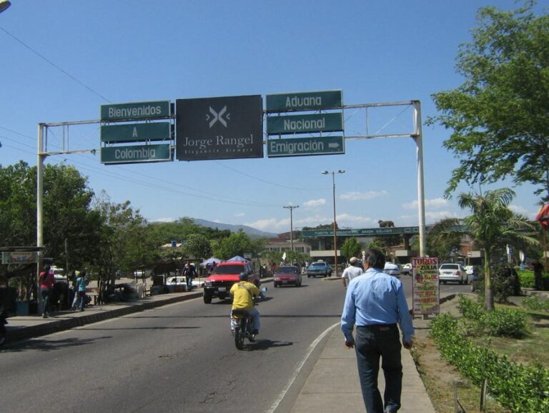 A view of the border crossing between Colombia and Venezuela over the Simón Bolívar Bridge (in southwest Venezuela and northeast Colombia), when there was free transit and intense activity before the border was closed and relations between the two countries broke down. Now Caracas proposes to create a binational special economic zone in the area. CREDIT: Humberto Márquez/IPS