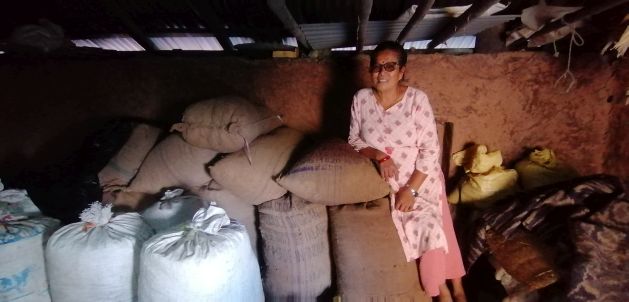 La grande productrice de cardamome Kaushila Moktan avec des sacs de grande cardamome qu'elle a stockés dans l'espoir que les prix augmenteront.  Crédit : Birat Anupam/IPS