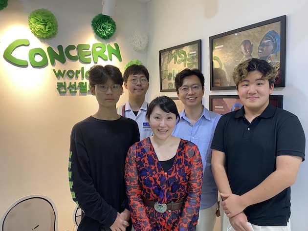 IPS gençlik düşünce lideri kursiyerleri, Concern Worldwide, Kore, Junmo Lee ve kurs kurucusu Dr Hanna Yoon'un İcra Direktörü ile birlikte.