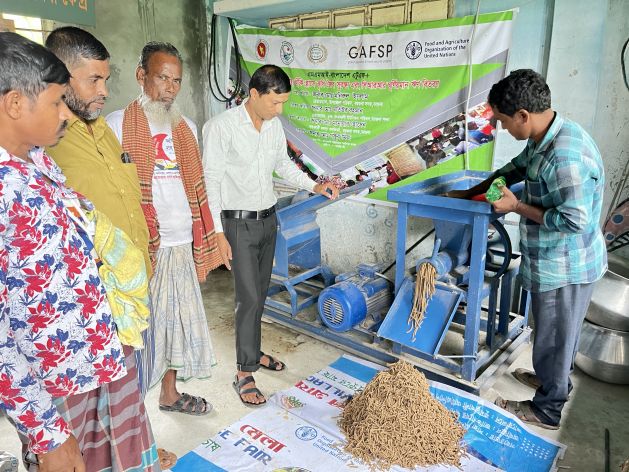 Les membres de la coopérative préparent des aliments pour poissons pour leurs fermes au centre de service numérique de Badarkhali, district de Barguna, dans le sud du Bangladesh, en septembre 2022. Crédit : Farid Ahmed/IPS