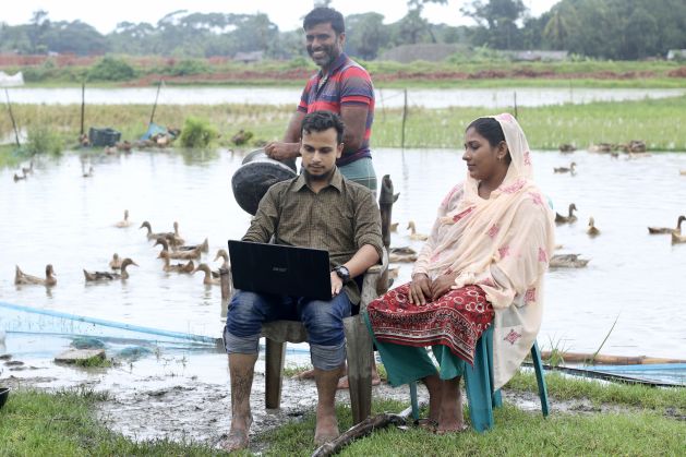 Les membres de la coopérative préparent des aliments pour poissons pour leurs fermes au centre de service numérique de Badarkhali, district de Barguna, dans le sud du Bangladesh, en septembre 2022. Crédit : Farid Ahmed/IPS