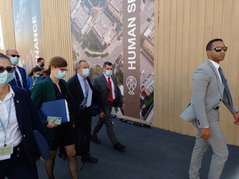 Secretaris-generaal van de Verenigde Naties, António Guterres, loopt haastig door het Sharm El Sheikh Convention Center tijdens de laatste intense uren van de COP27-onderhandelingen, toen er momenten waren waarop het leek alsof er geen akkoord zou komen en de klimaattop op een mislukking zou uitlopen.  CREDIT: Daniël Gutman/IPS