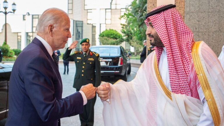 7月、ジョー・バイデン米大統領はサウジのムハンマド・ビン・サルマン皇太子と会談し、人権と世界市場への豊富な石油供給について話し合った。 数か月後、リヤドは、ワシントンによる裏切りと見なされてきた石油削減の決定を主導しました。 クレジット: Bandar Algaloud/SRP
