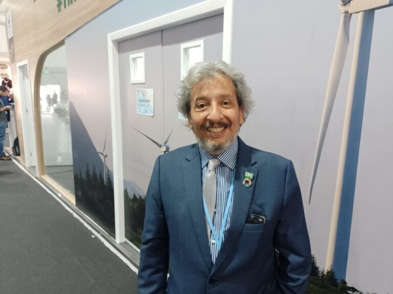 Peru eski çevre bakanı ve 2014 yılında Lima'da düzenlenen COP20 iklim değişikliği başkanı Manuel Pulgar Vidal, Mısır'daki Şarm El-Şeyh Uluslararası Kongre Merkezi'nde COP27 koridorlarından birinde poz veriyor. İklim &  WWF'de enerji.  KREDİ: WWF