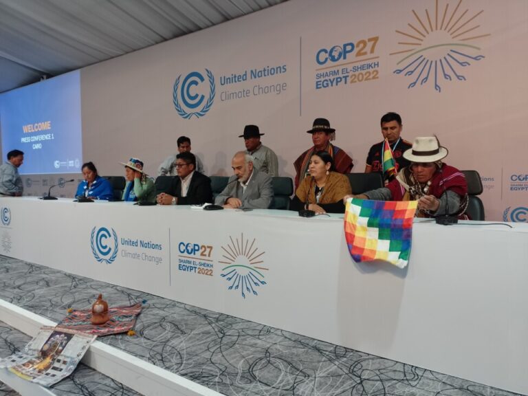 Güney Amerika ülkesinden yerli toplulukların liderlerinin yanı sıra yetkililerin de yer aldığı Şarm El-Şeyh'teki Bolivya delegasyonu, daha iddialı eylem talep etmek için COP27'de gazetecilerle bir toplantıya katılıyor.  KREDİ: Daniel Gutman/IPS