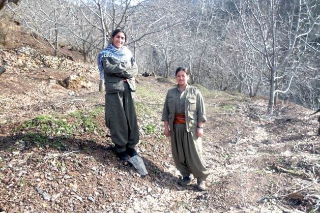 Le coprésident du PJAK Zilan Vejin et un autre combattant quelque part dans les montagnes kurdes.  Crédit : Karlos Zurutuza/IPS