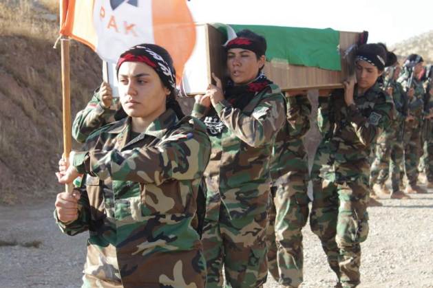   İran ve Irak arasındaki dağlarda bir yerde Komala gerilla savaşçıları (Nezaket Komala)