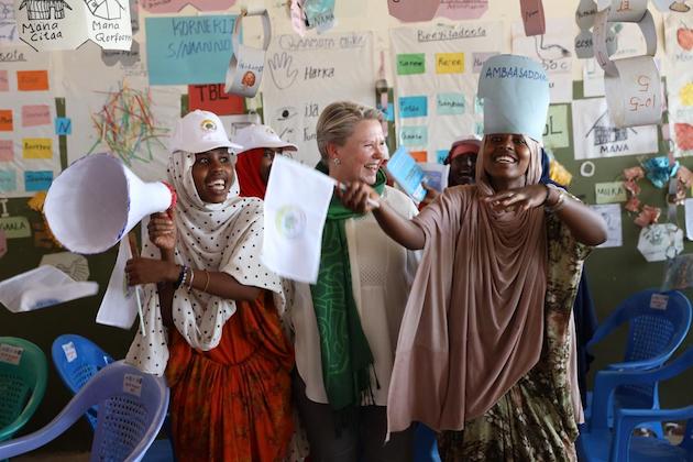Norveç Uluslararası Kalkınma Bakanı Anne Beathe Tvinnereim, saha ziyaretinin çocukları okula geri getirmenin olumlu etkilerini gösterdiğini söyledi.  Kredi bilgileri: ECW