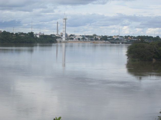 A riverside park in Boa Vista, which would probably disappear with the construction of the Bem Querer hydroelectric plant, 120 kilometers downstream on the Branco River. The projection is that the reservoir would flood part of the capital of the state of Roraima, in the extreme north of Brazil. CREDIT: Mario Osava/IPS