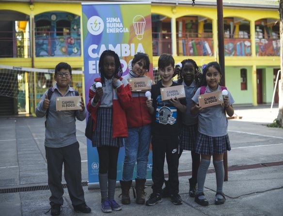 Cambia el Foco, Fundación Chile tarafından teşvik edilen ve öğrencileri enerji verimliliği ihtiyacı konusunda bilinçlendirmek için eğitmeyi içeren programın adıdır.  KREDİ: Fundación Şili