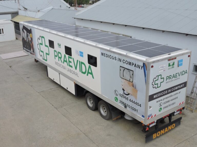 Vista de paneles fotovoltaicos en un barrio privado de Pilar, a unos 50 kilómetros de Buenos Aires.  Los paneles solares se han convertido en parte del paisaje de los suburbios de la capital argentina.  CRÉDITO: Cortesía de Utorak