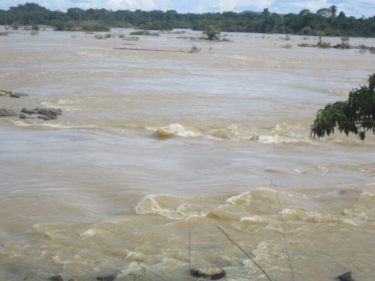 A view of the Branco River, five kilometers above where its waters would be dammed if the controversial Bem Querer hydroelectric plant is built, which would generate enough electricity to meet the entire demand of the Brazilian state of Roraima as well as a surplus for export, but would have environmental and social impacts magnified by the flatness of the basin that requires a very large reservoir. CREDIT: Mario Osava/IPS