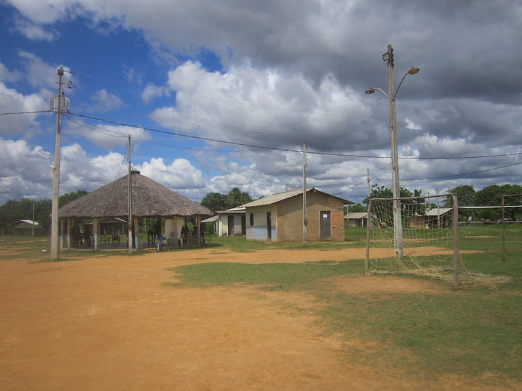部分所謂的“市中心” 在 Darora，那裡有燈柱、房屋、足球場和社區聚會的棚屋。 位於巴西北部羅賴馬州首府博阿維斯塔附近的 Macuxi 村的負責人說，需要一個更大的社區中心。 圖片來源：Mario Osava/IPS