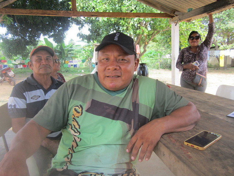 Tuxaua (chief) Lindomar Homero of the Darora Community is calling for suitable new batteries to reactivate the solar power plant, as the electricity they get from the national grid is too expensive for the locals.  Behind him is his predecessor, the former tuxaua Jesus Mota.  CREDIT: Mario Osava/IPS