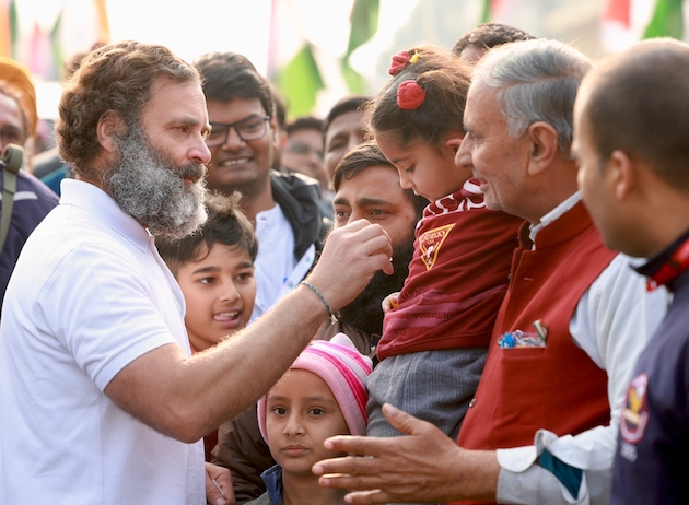 Rahul Gandhi saluda a los simpatizantes durante el Bharat Jodo Yatra, que comenzó en septiembre de 2022 y finalizará el 30 de enero de 2023. Fuente: BJY/Twitter
