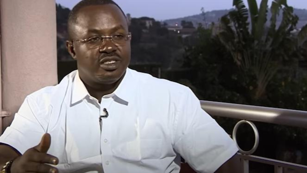 CPJ, gazeteci John Williams Ntwali'nin Kigali'deki ölümüyle ilgili kapsamlı bir soruşturma yapılmasını istedi.  Ntwali, Ruanda'daki insan hakları ihlallerini ifşa eden ve hayatına yönelik tehditler hakkında konuşan açık sözlü bir gazeteciydi.  Kredi: Ekran Görüntüsü için CPJ: YouTube/Al-Jazeera