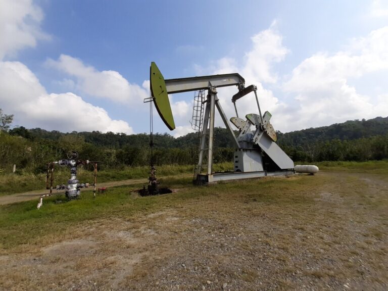 In the municipality of Papantla, in the southeastern Mexican state of Veracruz, oil and gas wells abound, which emit polluting gases, such as methane, a major contributor to global warming. The photo shows the &amp;quot;Escolín 238&amp;quot; well in operation. CREDIT: Emilio Godoy/IPS