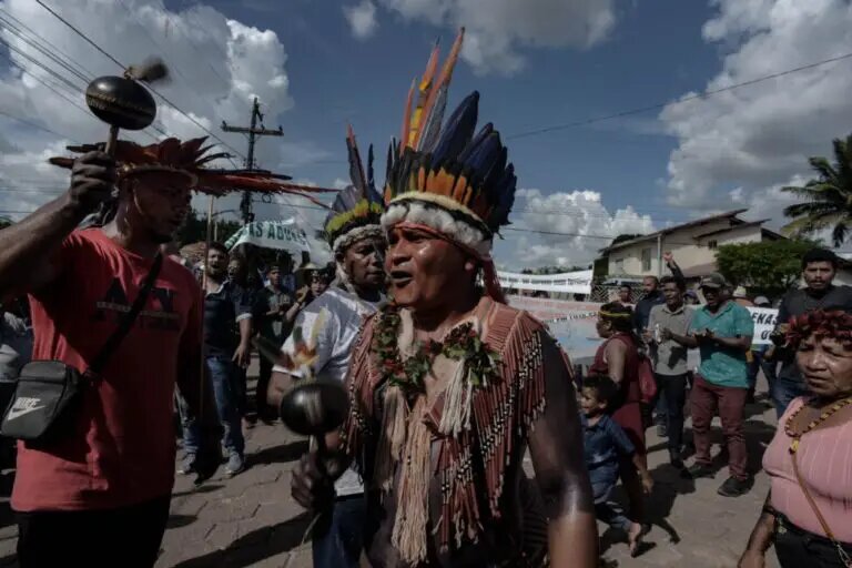 Indigenous people protest in the state of Pará, in northern Brazil, against companies that expand the agricultural frontier to produce biofuels, to the detriment of the lands that have been occupied by native peoples from ancient times. CREDIT: Karina Iliescu/Global Witness