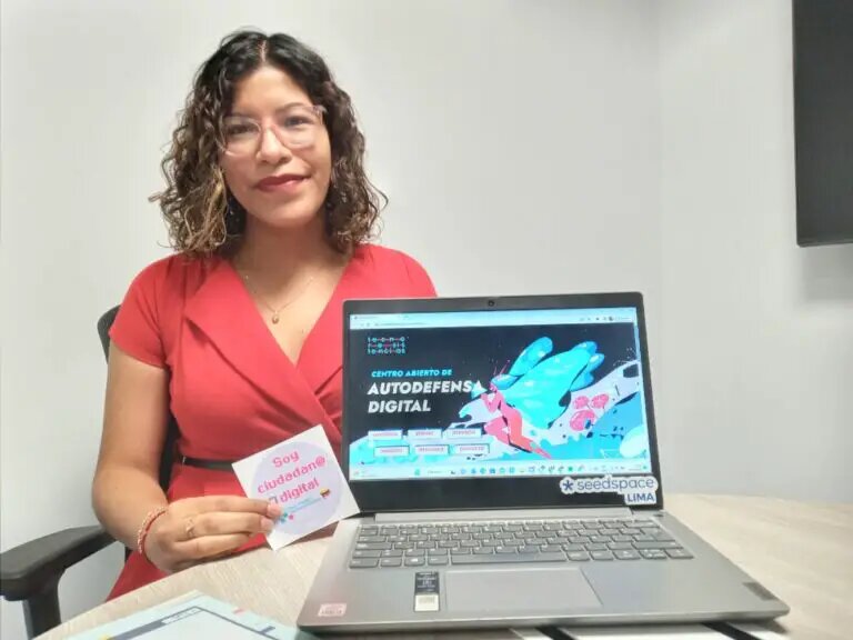Elizabeth Mendoza, a Peruvian lawyer from the non-governmental organization Hiperderecho, said that in Peru it is very difficult to report online gender-based violence. In an interview at the NGO’s office in Lima, she showed IPS the Tecnoresistencias digital space created to promote safe browsing for girls and women and prevent violations of their rights. CREDIT: Mariela Jara/IPS