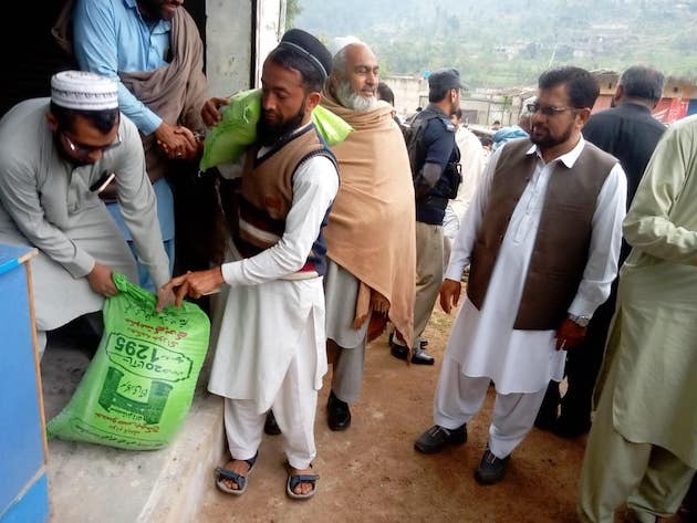 Stampedes as Destitute Throng Pakistans Free Flour Distribution Points — Global Issues