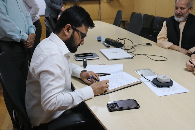 Rahul Kumar, CEO of Bihar Rural Livelihoods Promotion Society, signs an MoU with BRAC International to facilitate South-South knowledge sharing around the Graduation approach through a new Program for Immersion and Learning Exchange.