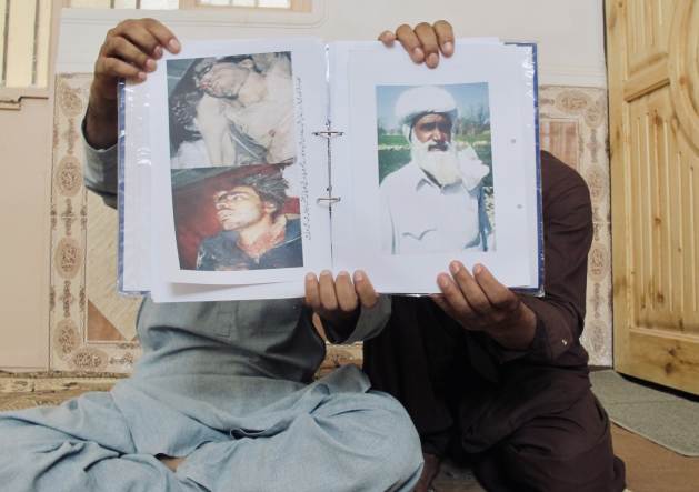 A family remembers two of their loved ones kidnapped and found dead somewhere in Balochistan.  Photo: Karlos Zurutuza/IPS