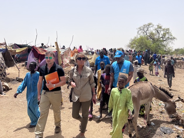 یاسمین شریف و گراهام لانگ از ECW با شرکای کمیساریای عالی پناهندگان سازمان ملل در بوروتا قدم می زنند، جایی که هزاران پناهنده جدید که بیشتر آنها زن و کودک هستند، پس از فرار از درگیری در سودان به آنجا رسیده اند.  اعتبار: ECW