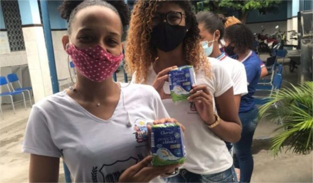 Young women from the Brazilian state of Bahia attend an informational campaign which also hands out menstrual hygiene products. Poverty and the lack of adequate information on this subject affect millions of girls, adolescents and adult women. CREDIT: Government of Bahia