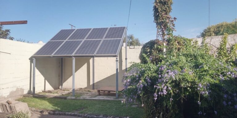 Armstrong kasabasında oturan Adrián Marozzi'nin arka bahçesinde güneş panelleri görülebilir.  Ne o ne de bahçelerinin veya çatılarının bir kısmından vazgeçmeyi kabul eden diğer sakinler doğrudan avantaj elde edemezler, çünkü enerji tasarrufları kooperatif tarafından sermayeleştirilir ve böylece kooperatif ulusal şebekeden daha az elektrik satın almak zorunda kalır.  KREDİ: FARN