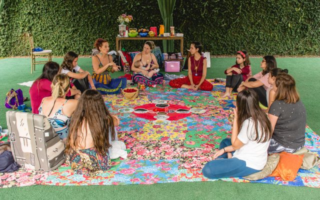 Dorosłe kobiety, młode kobiety i dziewczęta biorą udział w sesji wymiany informacji i doświadczeń zorganizowanej przez kolumbijskie stowarzyszenie Menstruating Princesses, które podkreśla znaczenie edukacji w walce z tabu i uczynieniu menstruacji normalnym, bezstresowym doświadczeniem.  KREDYT: Miesiączkowe księżniczki
