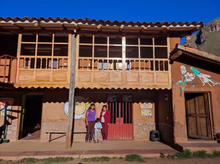 Peru'nun Calca belediyesine bağlı küçük Sacllo köyünde yaşayan Martina Santa Cruz, ailesinin yaşam koşullarını iyileştiren sağlıklı bir eve sahip olmanın gururunu yaşıyor ve iki çocuğuyla birlikte poz veriyor.  Ev kil sıvalı olup, yatak odalarının bulunduğu ikinci katta iki ocak ve ahşap bir balkon bulunmaktadır.  KREDİ: Janet Nina/IPS