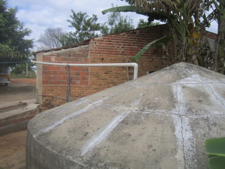 Bu 16.000 litrelik beton döşeme deposu, çatıda toplanan yağmur suyunu depolar ve Brezilya'nın yarı kurak Kuzeydoğusundaki Sertão de Pajeú'da Josaída Nunes ve Eronildes Silva'ya içme suyu sağlamak için borular kullanır.  KREDİ: Mario Osava / IPS