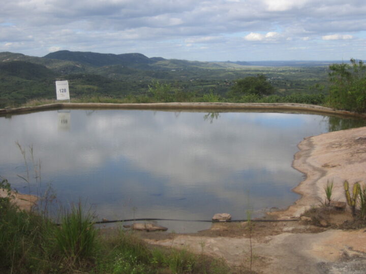 Bir "taş tank&quot;  Yağmur suyunu depolamak için kayalardaki deliklerden yararlanan teknoloji, Brezilya'nın yarı kurak Kuzeydoğu ekolojik bölgesinde yağış kıtlığıyla bir arada var olmak için kullanılan teknolojilerden biri.  Arka planda kuzeydoğu Brezilya'daki Sertão de Pajeú'nun dağlık manzarası görülebilir.  KREDİ: Mario Osava / IPS