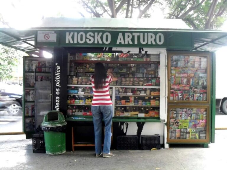 Even in urban areas, such as this one in Caracas, the adverse climate of news deserts has an impact, for example with the closure of print media outlets caused by political decisions or economic crises, which forces traditional kiosks to subsist by replacing newspapers, which are no longer available, with candy and snacks. CREDIT: Public domain