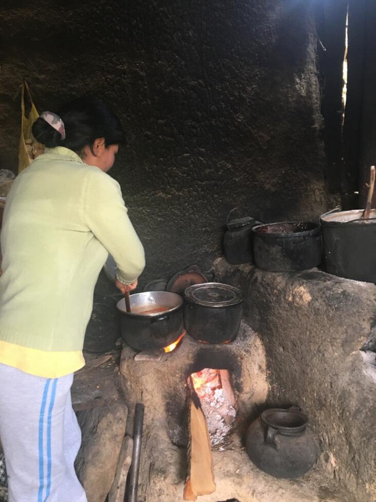 Peru kırsalında, bacası olmayan kapalı bir odada yakacak odun kullanılarak yemek pişirilen, dumanın evin her yerine yayılmasına neden olan ve ailelerin sağlığına zarar veren tipik, sağlıksız bir ev.  KREDİ: Mariela Jara/IPS