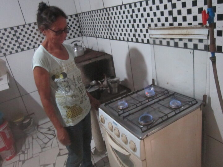   Maria Das Dores'in Brezilya'nın yarı kurak Kuzeydoğu bölgesindeki Afogados da Ingazeira'daki evindeki biyogaz sobasının brülörlerinden mavi alevler çıkıyor.  Tek bir öküz veya inek, bir ailenin ev içi ihtiyaçları için ihtiyaç duyduğundan daha fazla biyogaz üretmeye yetecek kadar gübre üretir.  KREDİ: Mario Osava / IPS