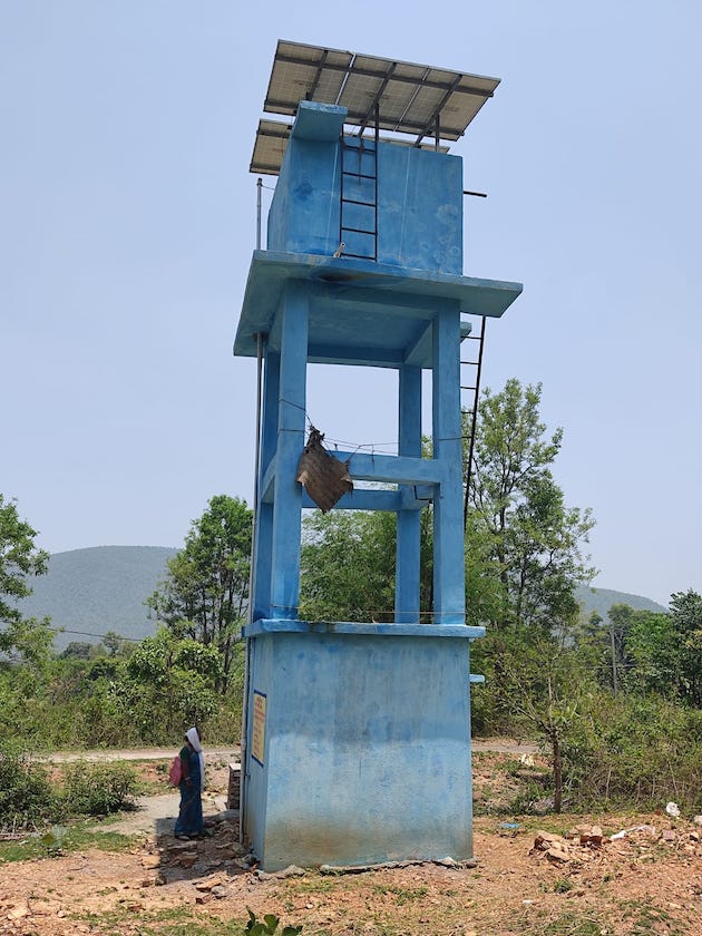Su kulesindeki güneş panelleri, Hindistan'ın Jharkhand bölgesindeki bir kabile köyü olan Champad köylüleri için temiz sular anlamına geliyordu.  Kredi bilgileri: Umar Manzoor Shah/IPS