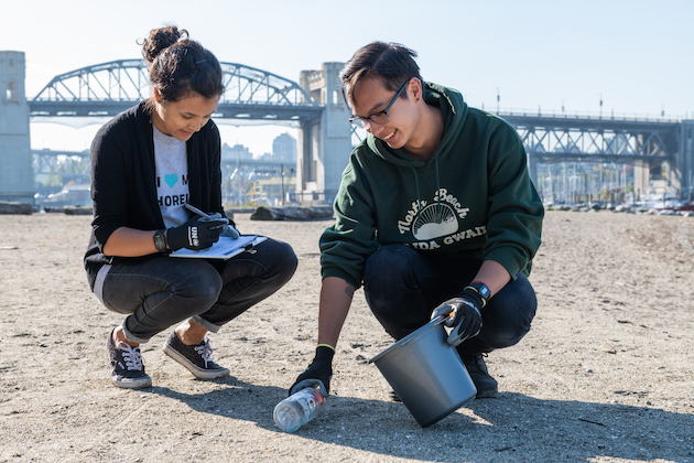 Vancouver'da genç ev sahibi Jay Matsushiba, Great Canadian Shoreline Clean-up'tan Tanya Otero ile bir plaj temizliğine katılıyor.  Kredi: Ocean Frontier Enstitüsü