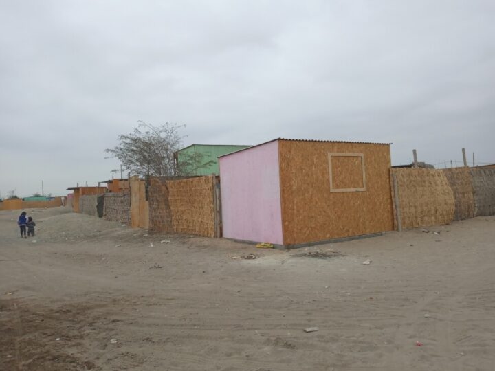 A view of the Nuevo Peru Intercultural settlement, a shantytown which forms part of the area known as Barrio Chino, inhabited by families from different regions of Peru who came to the department of Ica, hoping for jobs on the large export-oriented fruit and vegetable farms. The 150 families in the neighborhood suffer from severe water scarcity. CREDIT: Mariela Jara / IPS