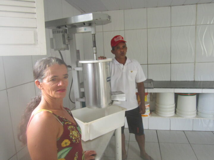 Maria das Graças Vicente ve Givaldo Firmino dos Santos, umbu (Brezilya eriği), cajá (domuz eriği), aserola (Amazon veya Barbados kirazı) gibi Brezilya dışında az bilinen yerli meyvelerden hamur yapmak için kullandıkları makinenin yanında duruyorlar. kaju fıstığı, mango ve guava ile birlikte.  KREDİ: Mario Osava / IPS