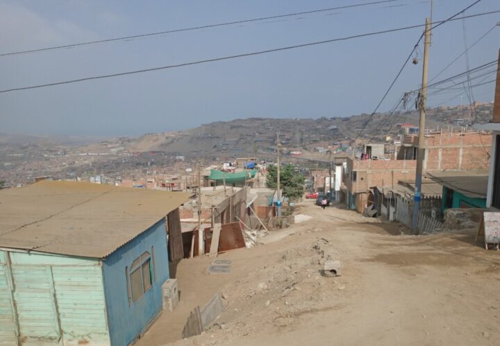 The steep streets of Pachacútec are sandy or stony, which means there is constant dust in the homes, and women have to spend more hours cleaning in this densely populated settlement of Ventanilla, a coastal municipality neighboring Lima. CREDIT: Mariela Jara / IPS