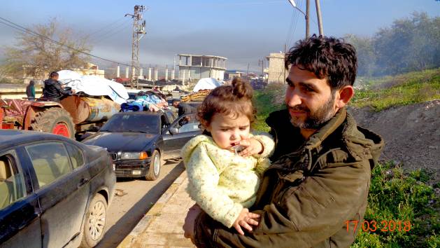 Afrin'in tahliyesi sırasında bir adam ve oğlu.  Kürt yerleşim bölgesi, Orta Doğu'daki İslami örgütler tarafından finanse edilen Ankara destekli yerleşim ve demografik değişim politikalarının ana hedeflerinden biri haline geldi.  Kredi bilgileri: HH/IPS