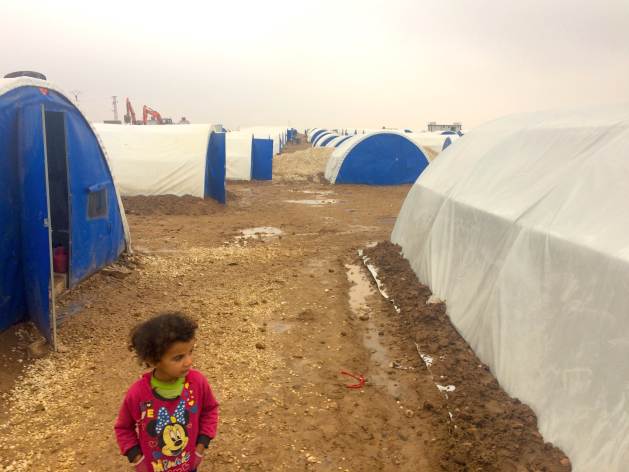 Suriye'nin kuzeydoğusundaki Washokani mülteci kampında bir kız.  Birleşmiş Milletler verilerine göre, Türkiye'nin sınırı boyunca birçok Kürt bölgesini işgal etmesi 300.000'den fazla insanın yerinden olmasına neden oldu.  Kredi bilgileri: Karlos Zurutuza / IPS
