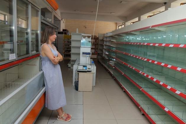 Tatev Azizyan, a local journalist in an empty supermarket in Stepanakert, Nagorno-Karabakh's capital. Residents have struggled with deepening shortages of food and medicine since the only road in and out of the region has been closed by Azerbaijan since December 12, 2022. Credit: Edgar Kamalyan / IPS - 120,000 Armenians are currently under blockade in Nagorno-Karabakh. Also called Artsakh by its Armenian population, it's a self-proclaimed republic within Azerbaijan which seeks international recognition and independence